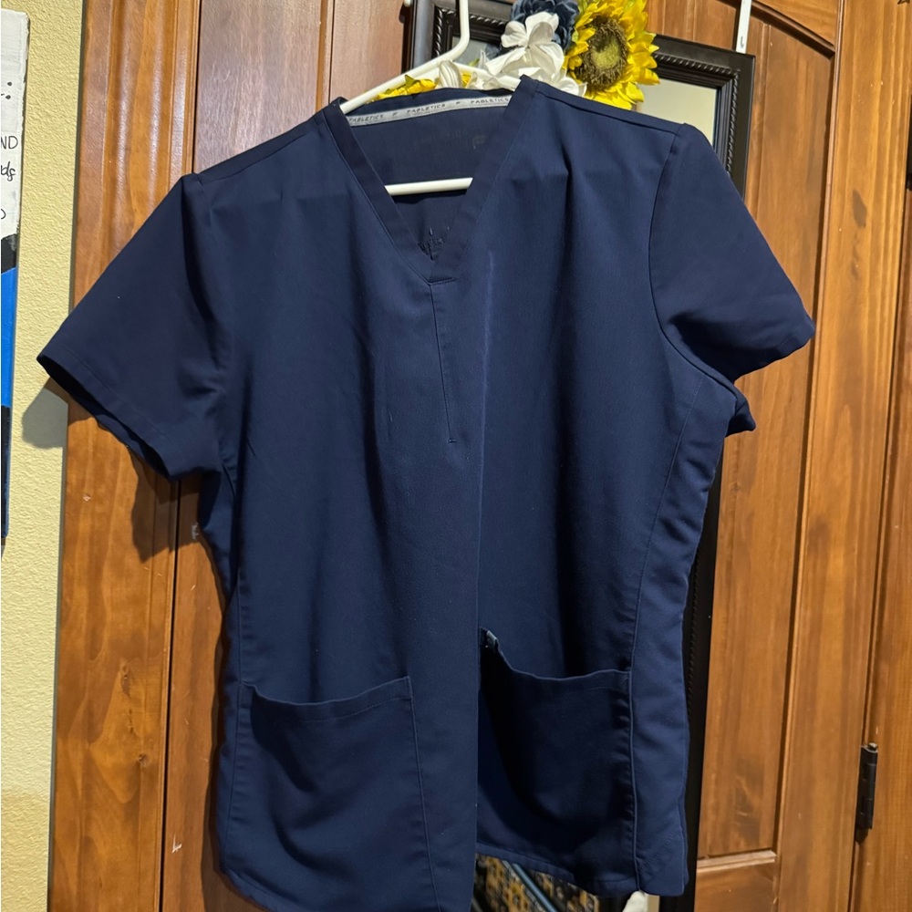 Fabletics Navy Blue Women's TWO POCKET Scrub Top (LARGE)